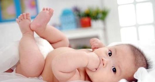 新生宝宝出生就被医生抱走,爸爸着了急,原来医生去做这些事