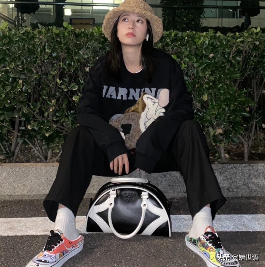 周雨彤穿板鞋图片,周雨彤spell牛仔裤穿搭