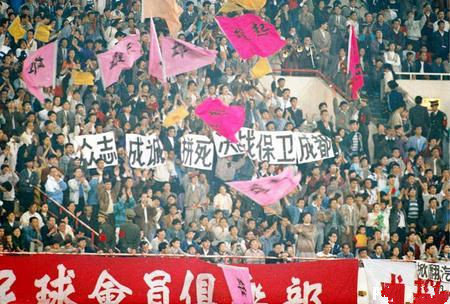 四川有个拓荒中国足球的外援：扬名甲A联赛，人送外号“黑蝴蝶”