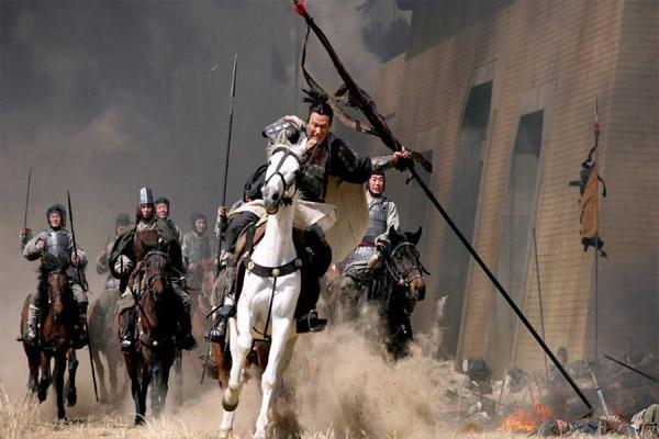 神秘的鱼俱罗,在正史中他因重瞳被忌杀,在评书中他曾刀劈李元霸