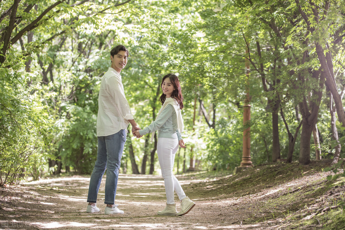 女朋友总被异性撩我该怎么办,为什么女朋友总被异性撩