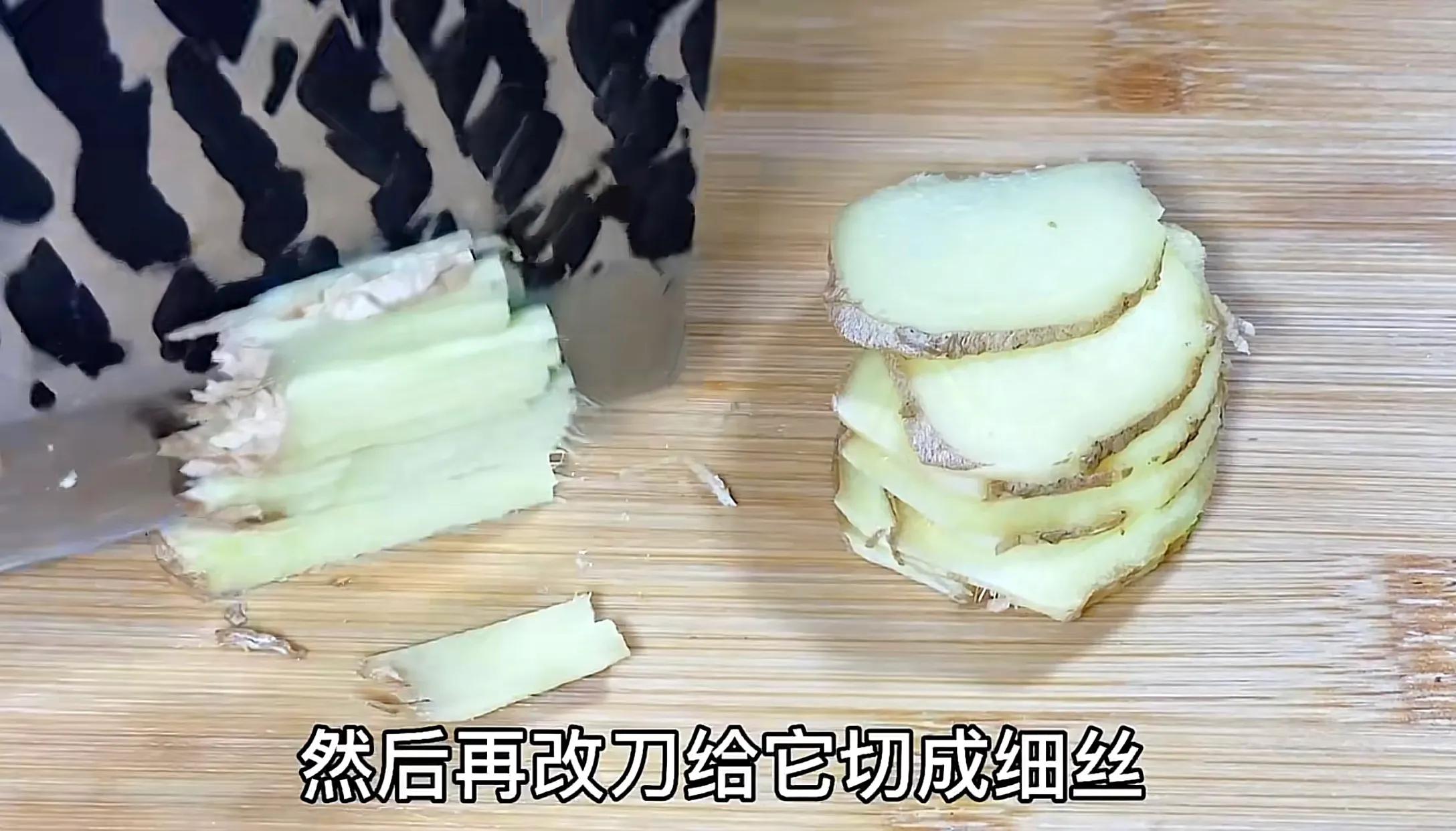 做清蒸鱼时万万不可放盐和料酒,清蒸鱼最忌放盐和料酒