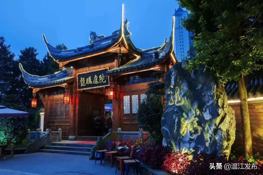 支援武汉的医护去吃火锅,四川医护人员支援武汉