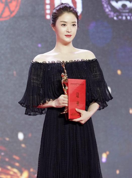 肩宽女生怎么穿大衣显壮,肩宽女士如何穿出高级感