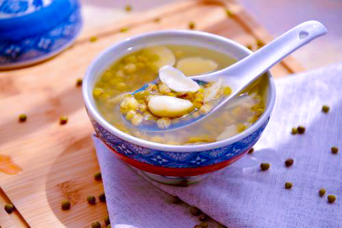 煮出颜色碧绿的绿豆汤的正确方法,怎么煮出来的绿豆汤不会变颜色