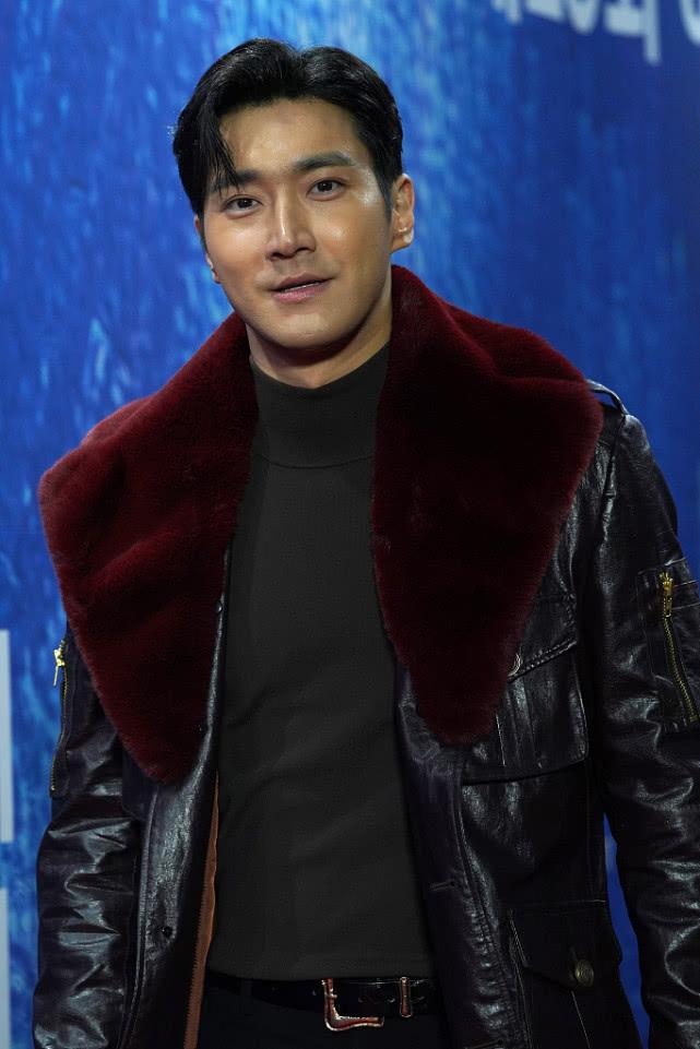 崔始源帅气出席,崔始源穿风衣