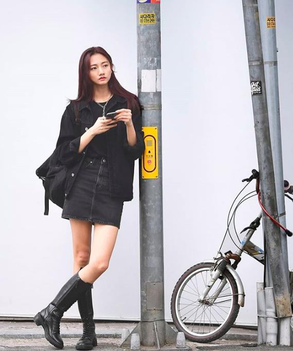 韩国街拍小姐姐穿牛仔外套,韩国时尚穿搭小姐姐上衣裤子