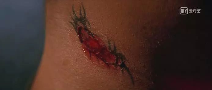 他是香港最低调的影帝，梳起飞机头他又是令人闻风丧胆的江湖大佬