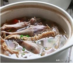 浙江菜笋干老鸭汤,好吃的笋干老鸭煲