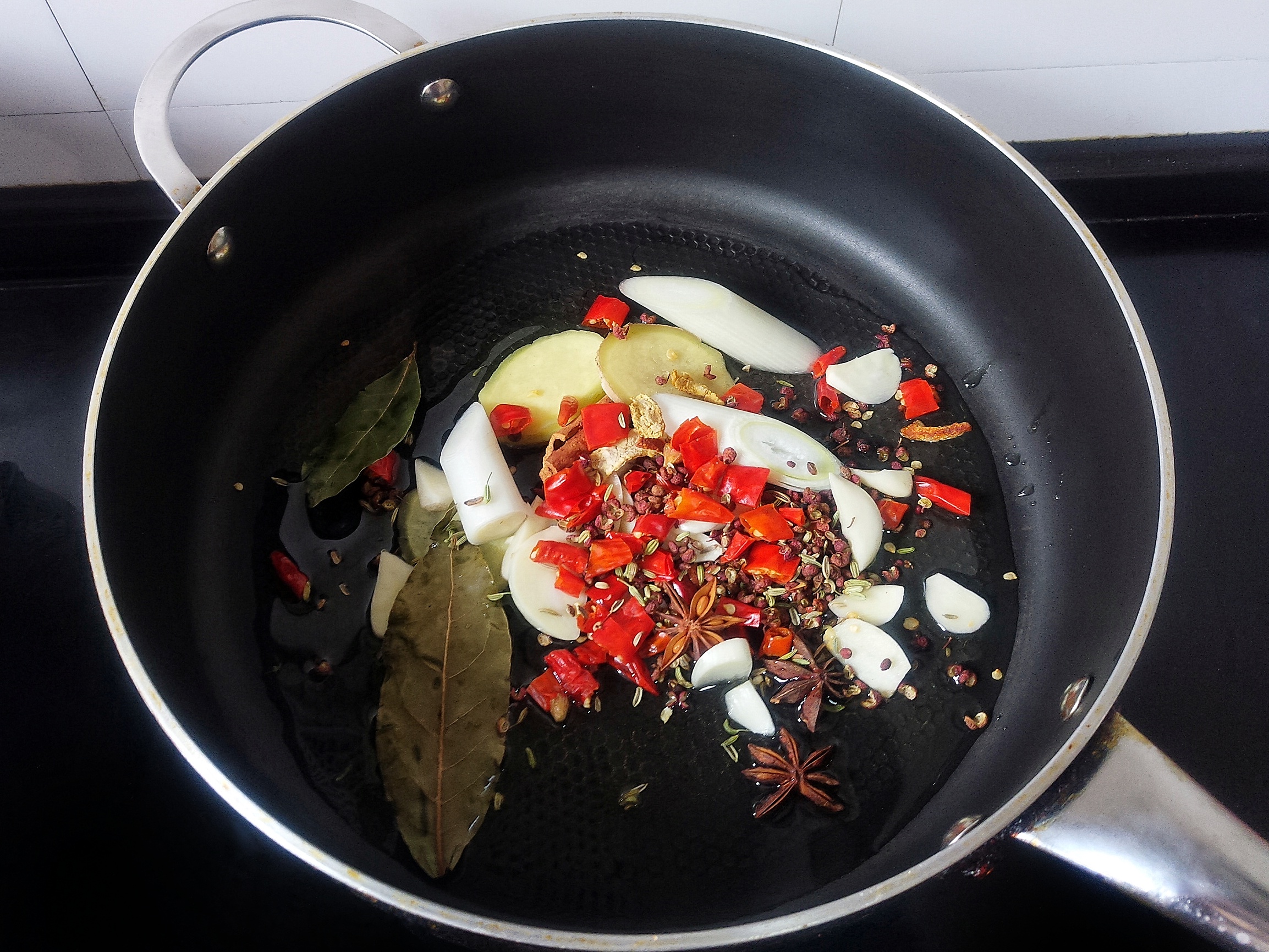 想吃卤鸭掌学会这方法就够了,想吃卤鸡爪教你在家做做法简单