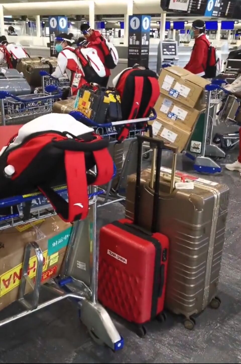 杨倩获得奥运第二枚金牌家乡祝贺,中国运动员杨倩回家