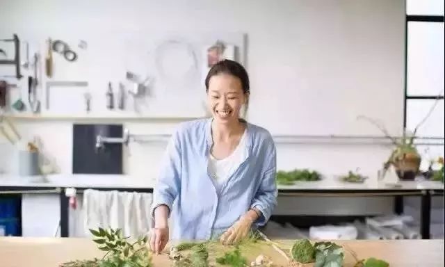 这家破厂房改造的花店，这是北京最美的小花店，明星都来拍照