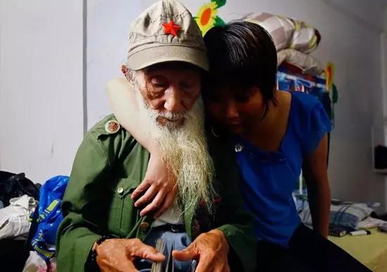 百岁做裸模！同居90后女友！他还曾援过朝，拾过荒，中过毒