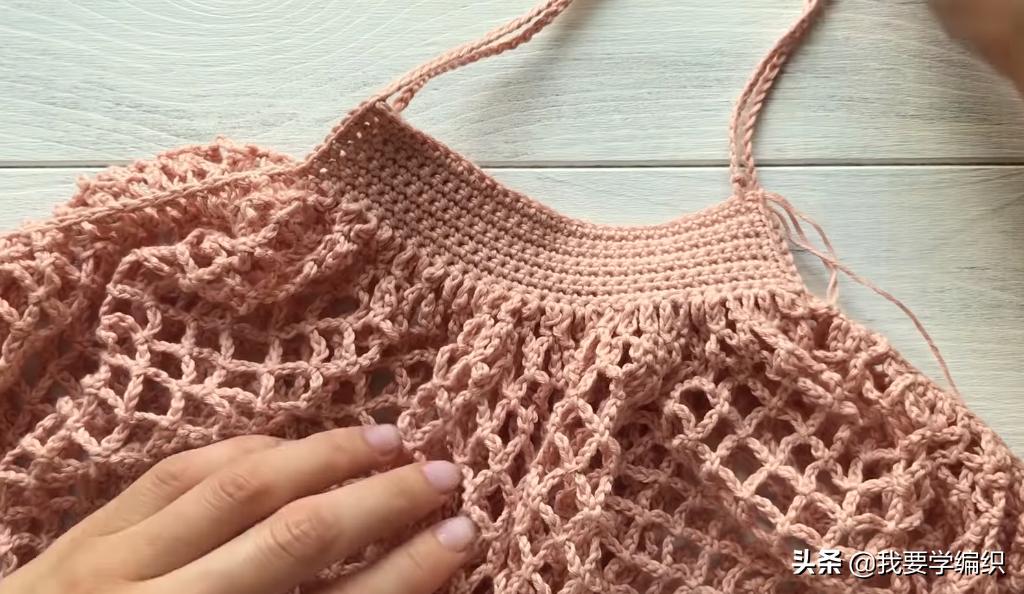 蝴蝶图案的塑料网格串珠包包教程,空心线塑料网格包包编织教程