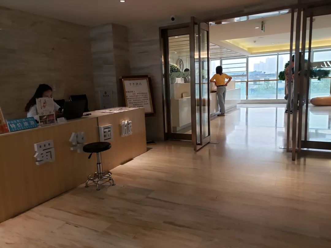 打开地图，把“爱情”输入搜索框