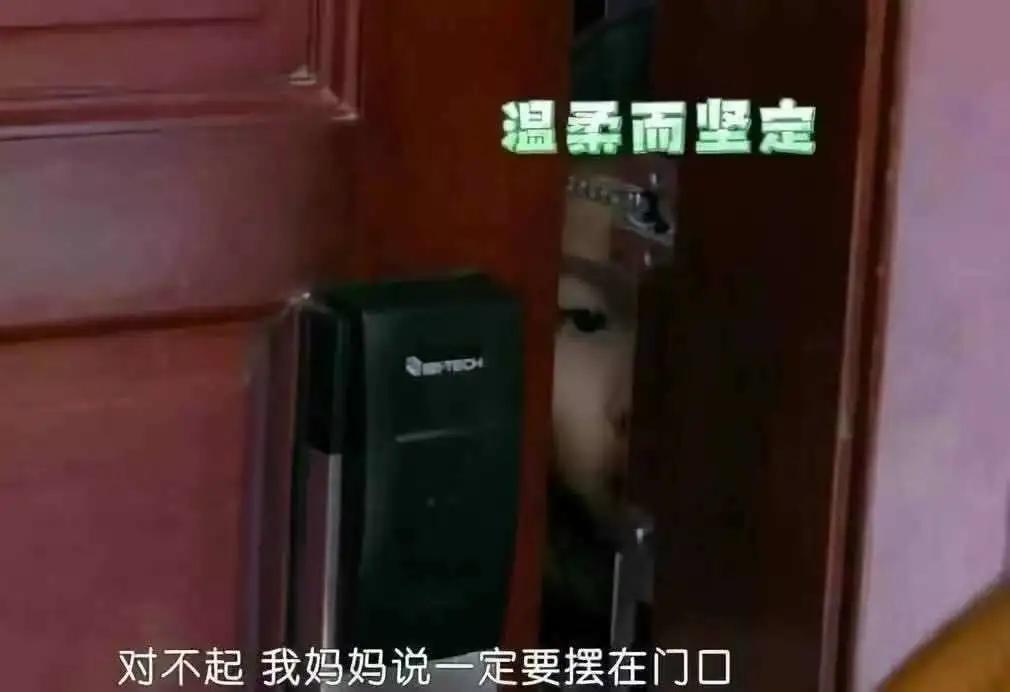 带儿子逛街被一小女孩抱住,妈妈带儿子去吃饭看见一个老人