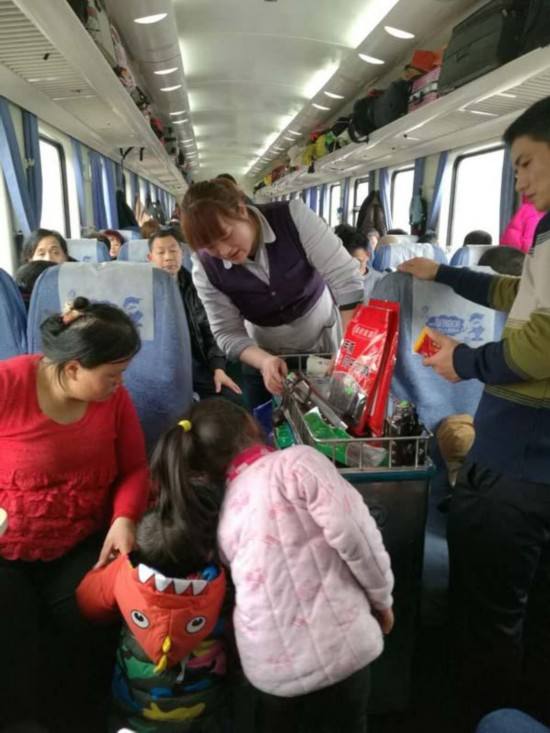 本科生做列车售货员，发掘出行业潜在价值，走上创富新媒体之路