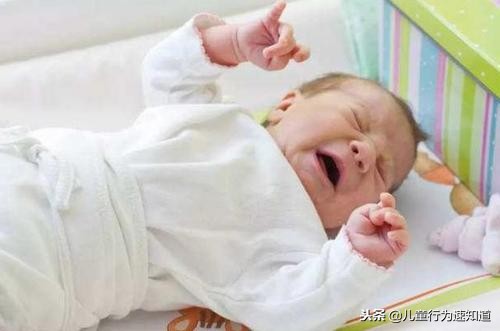 宝宝睡觉总是惊跳正常吗,新生儿被吓到睡觉总惊跳