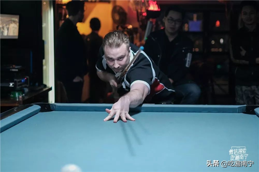 江北大道一家“特别”的酒吧，走进去发现全是外国人