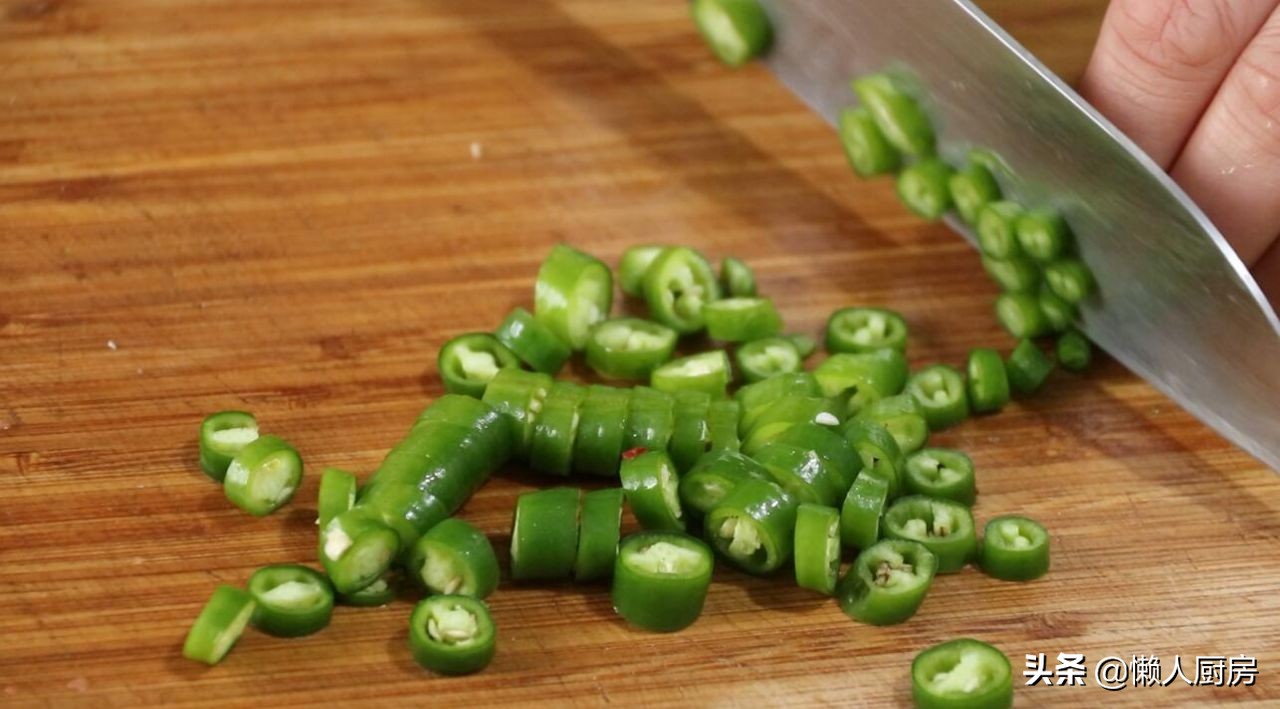 红烧泥鳅不放辣椒的家常做法视频,不放辣椒教你泥鳅鱼怎样烧才好吃