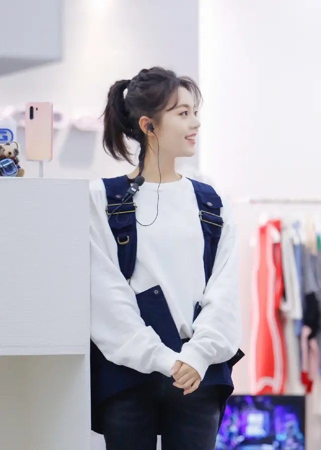 盘点娱乐圈00后漂亮妹妹们的穿搭，有你中意的那位吗？