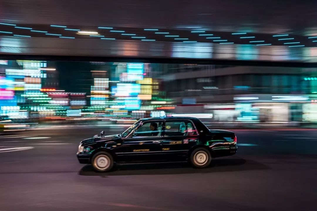 为什么快门速度高拍照黑,为什么拍照一按快门就模糊