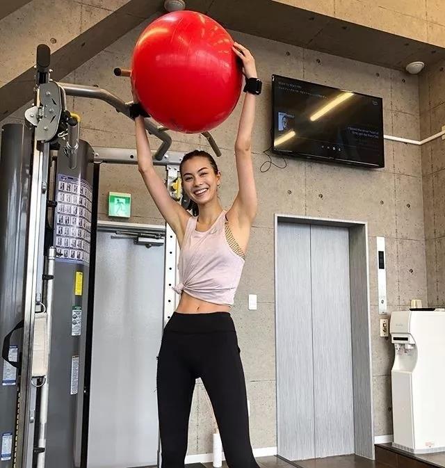 日本小野模突然爆火，*服私**穿搭也超出众，女大佬形象太抢眼