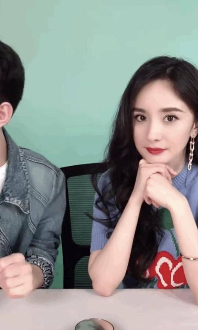 杨幂在李佳琦直播间量腿围,杨幂出现李佳琦直播间
