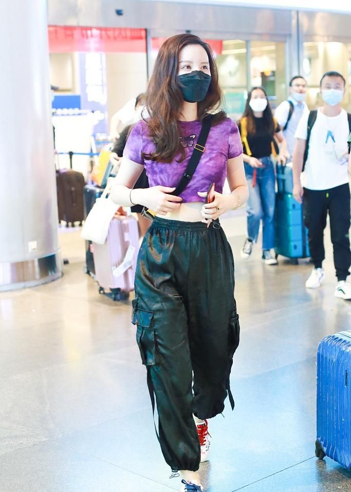 张萌也不好好穿衣，穿工装裤挖个大洞，网友：看着好少女