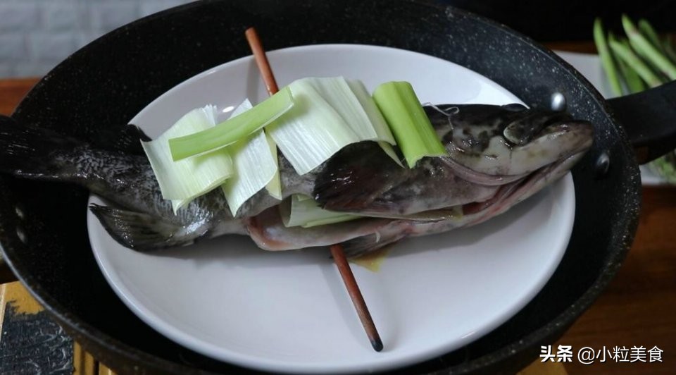 家宴上简单美味的清蒸石斑鱼,青石斑鱼除了清蒸还能怎么做