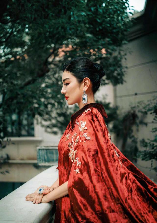 黄奕蓝色深v长裙,黄奕最惊艳的红裙