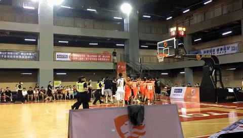 篮球比赛上打架事件,篮球比赛打架事件