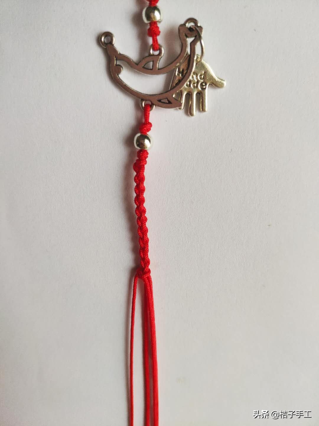 银饰弯管手链教程,足银双孔手链穿绳教程