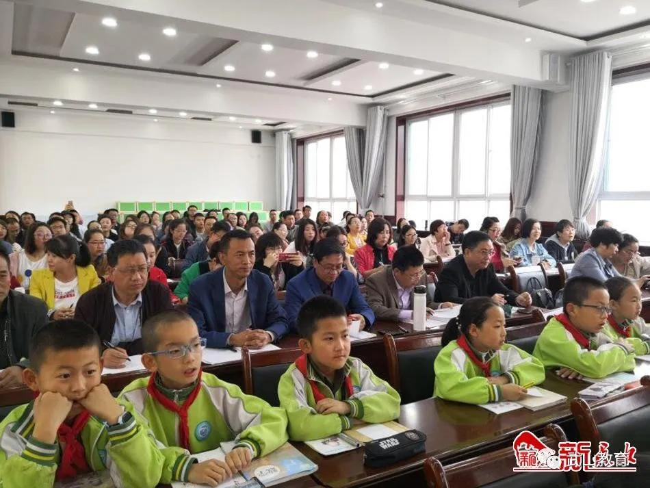 书写校园小学,写校园的一处美景三年级下册300字