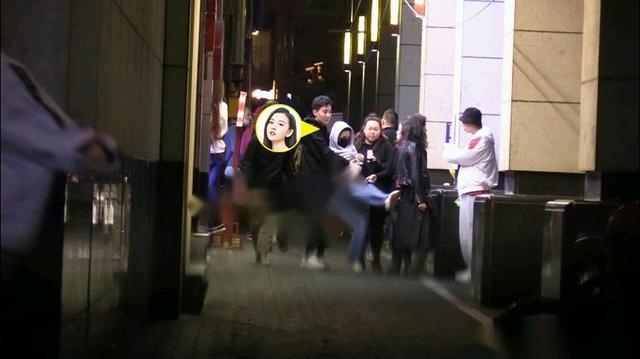 宋祖儿路边踢人事件,宋祖儿踢工作人员事件