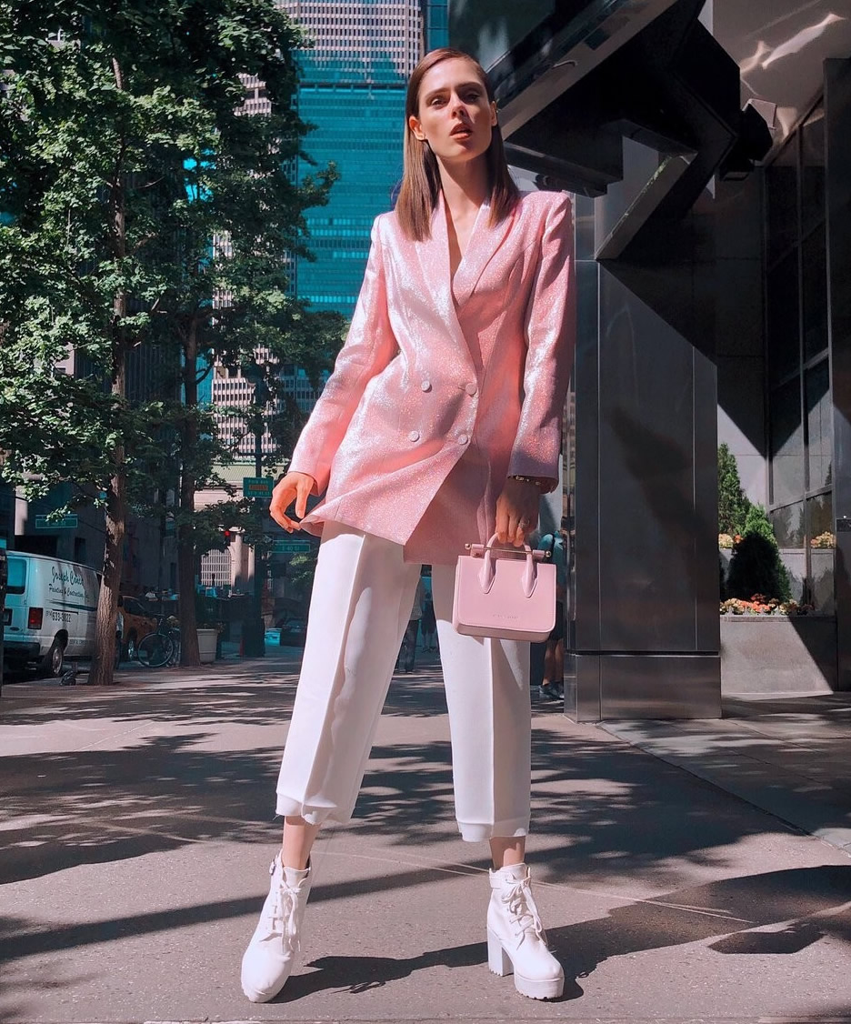 这些颜色搭配让你穿起来高大尚,粉红色服装好看