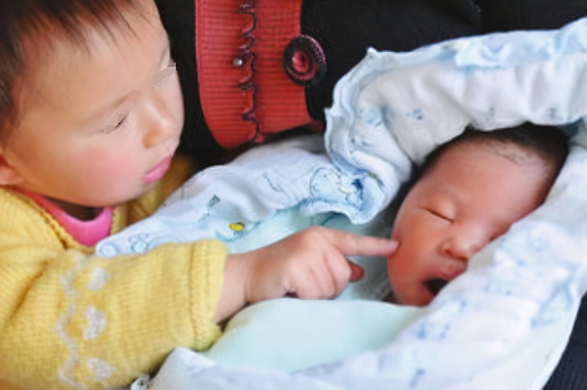 二胎喂奶要不要躲避大宝,二胎喂奶要避开大宝