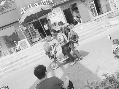 超标休闲电动大三轮车,电动三轮车违规载客冲撞城管