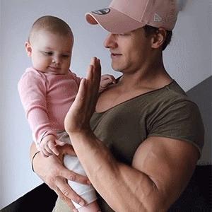 90后奶爸搞怪哄娃,肌肉奶爸带娃路人反应