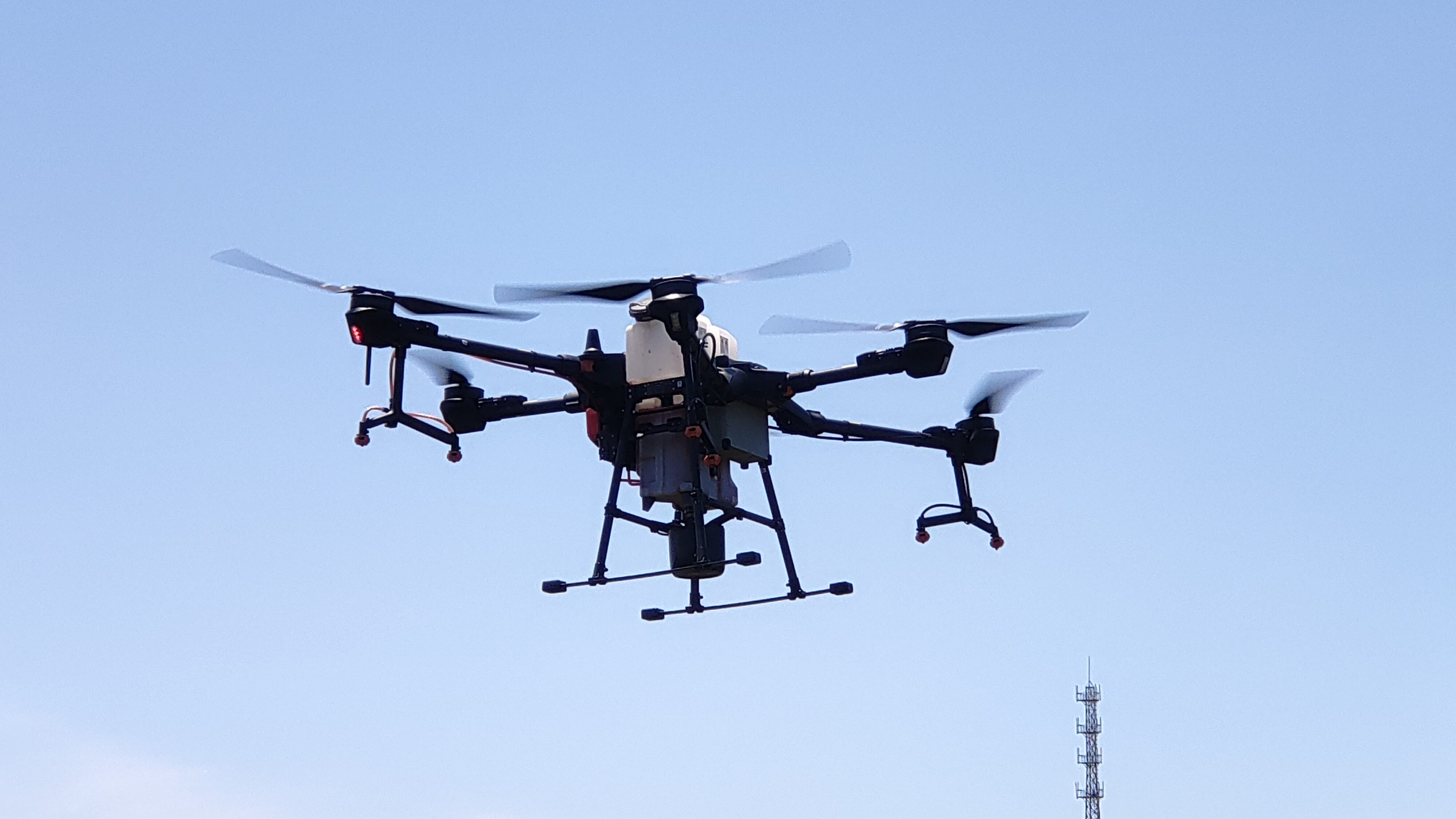 农业科技无人机播撒农药,植保无人机打药一亩飞一次多少钱