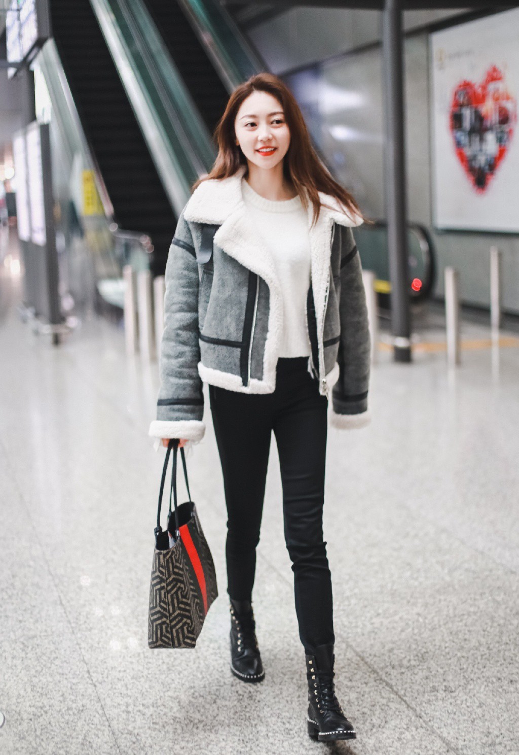 剧中她嫁老板杨幂的未婚夫，穿机车服配紧身裤，大长腿不输杨幂