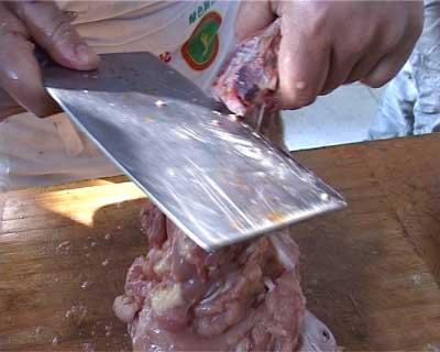 最详细鸡爪焯水剔骨教程,整鸡去骨正宗做法