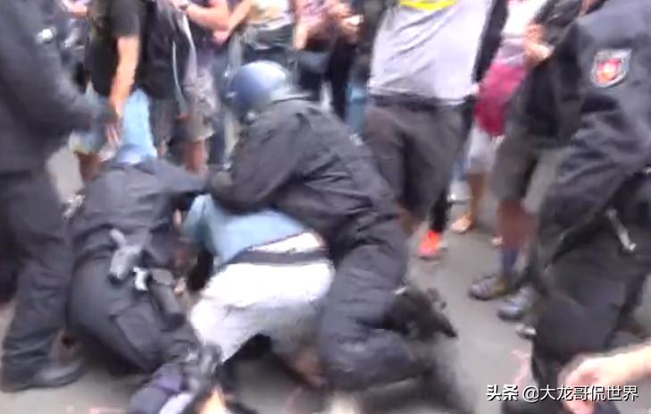 德国警察抓抗议者,德国警察执法驱散视频