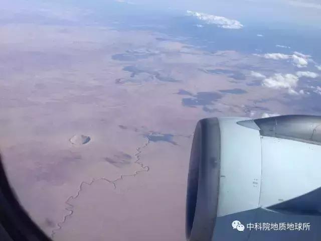 墨西哥海湾陨石撞击坑深度30km,较大的陨石撞击坑又称环形山
