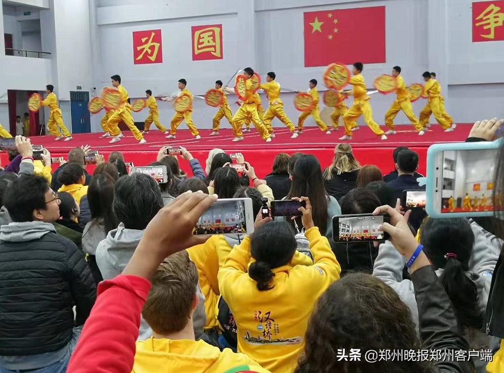 汉语桥开幕式2009,汉语桥选手看广场舞