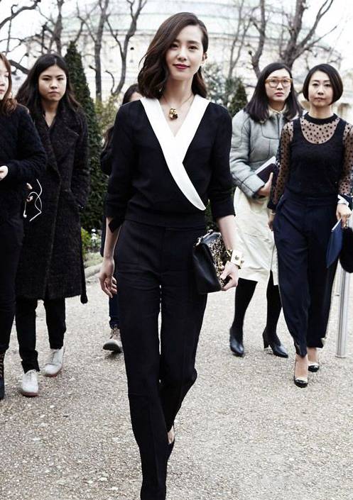 v字领中长修身毛衣搭配秋冬,v领毛衣超显脸小上身又瘦又好看