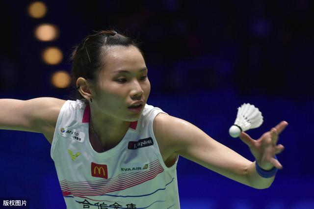 羽毛球最先在哪边发球,羽毛球发球区1-6号区的位置