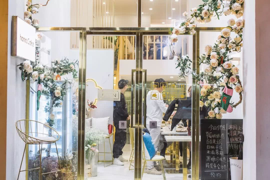 体育西这间甜品店，一屋子都是鲜花，还没有正式菜单……