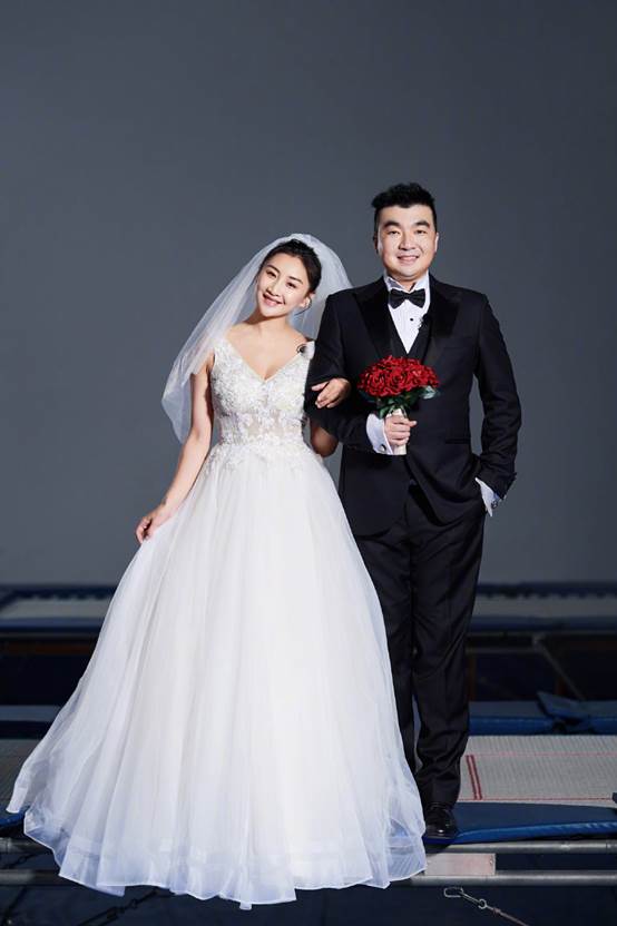 婚纱照创意多重曝光,何雯娜惊艳体操服婚纱照