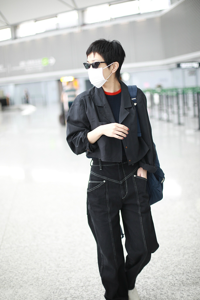 大背头亮相的郭采洁忒时髦了,郭采洁复古短发港风穿搭